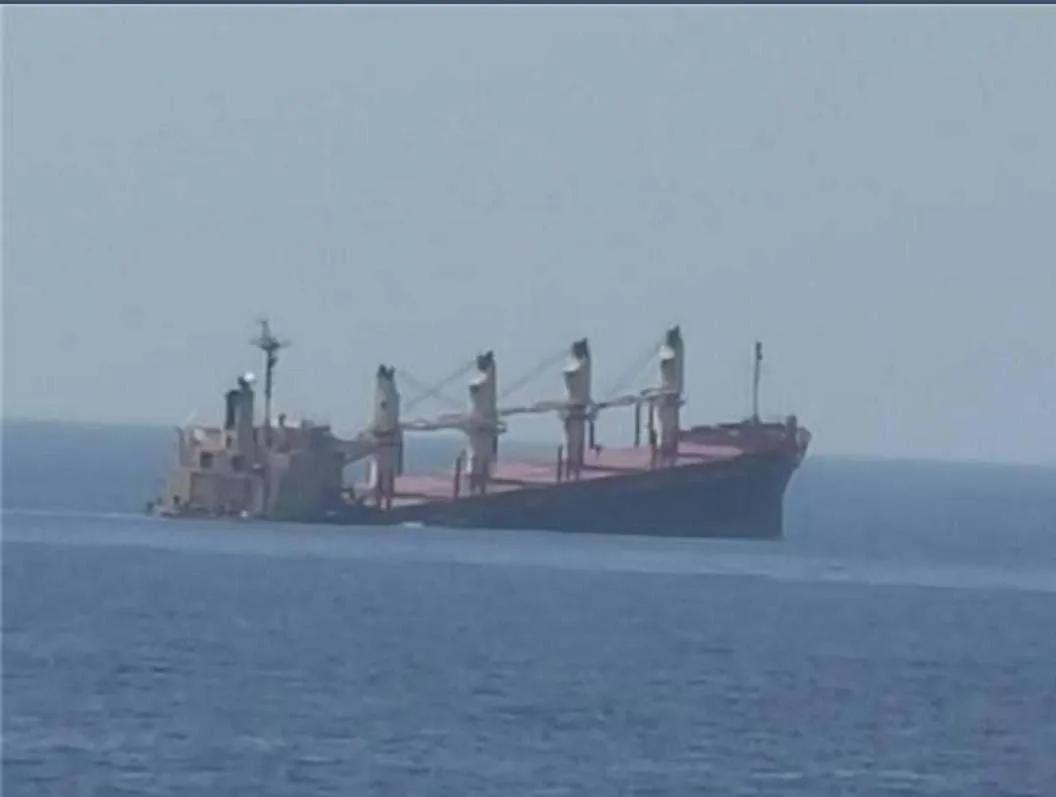 突发！！两天前被胡塞武装两枚导弹击中的“红宝石”号照片曝光。

该船已被拖至吉布