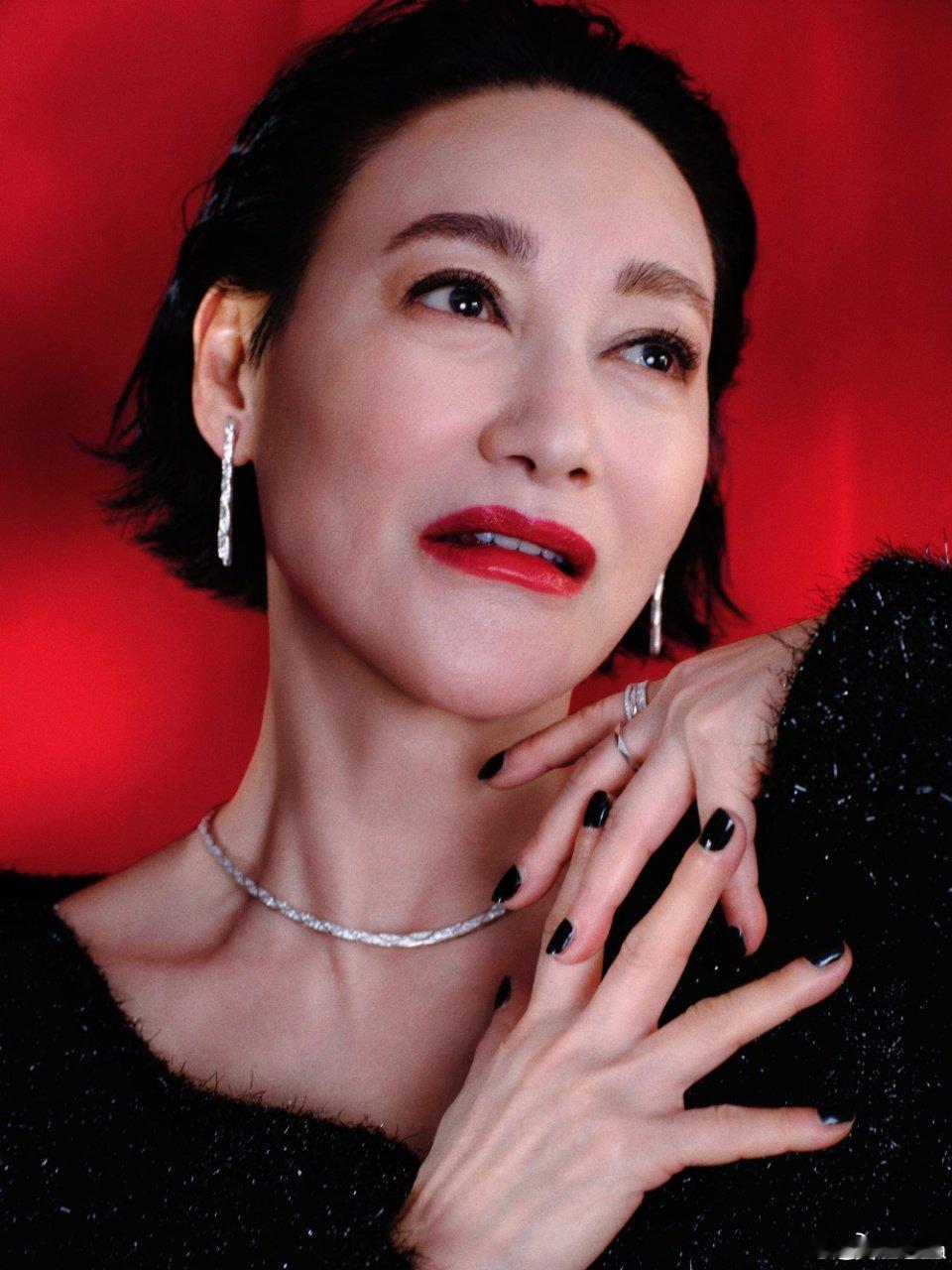 惠英红 妈咪好辣罗伯特戏耍惠英红 惠英红这气场真的太强了，身姿挺拔红唇拉满，沉稳
