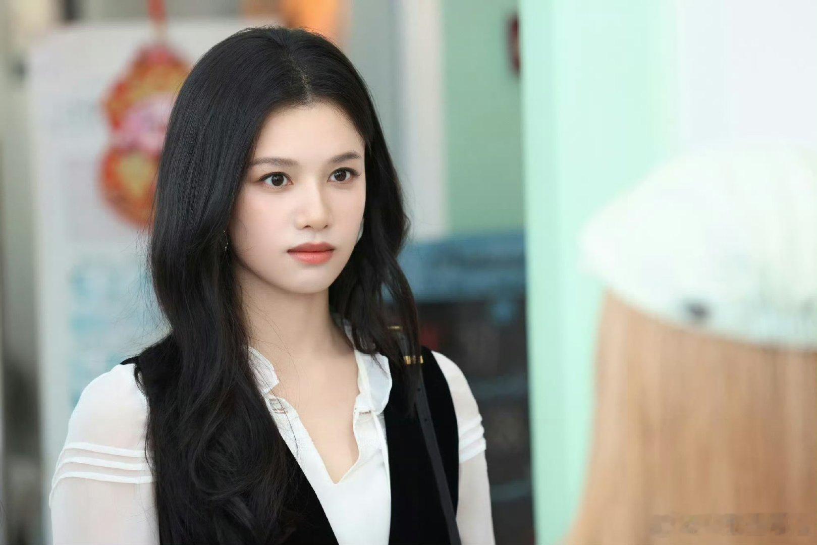 张婧仪苗靖人设 国产剧少见野狗骨头 泥泞里长出的硬骨头苗靖，有勇有谋敢争取，摆脱