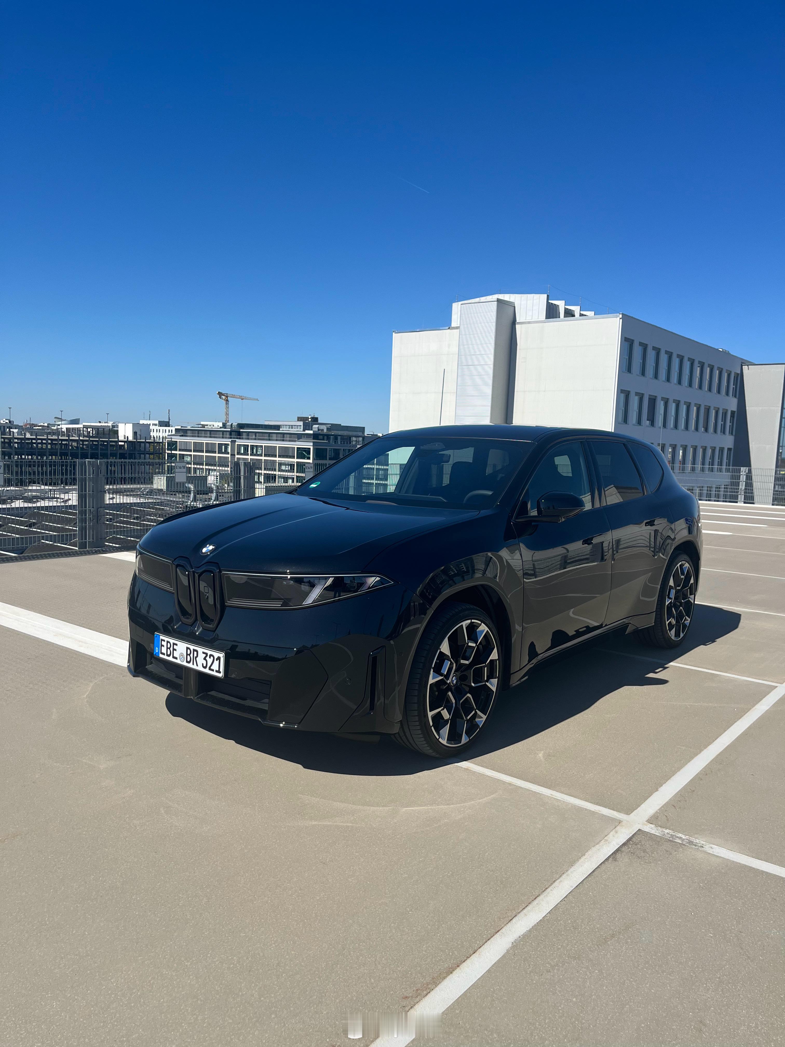 在停车楼小开了一下iX3，印象最深的是刹停前的点头控制是太踏马牛逼了，不管是人刹