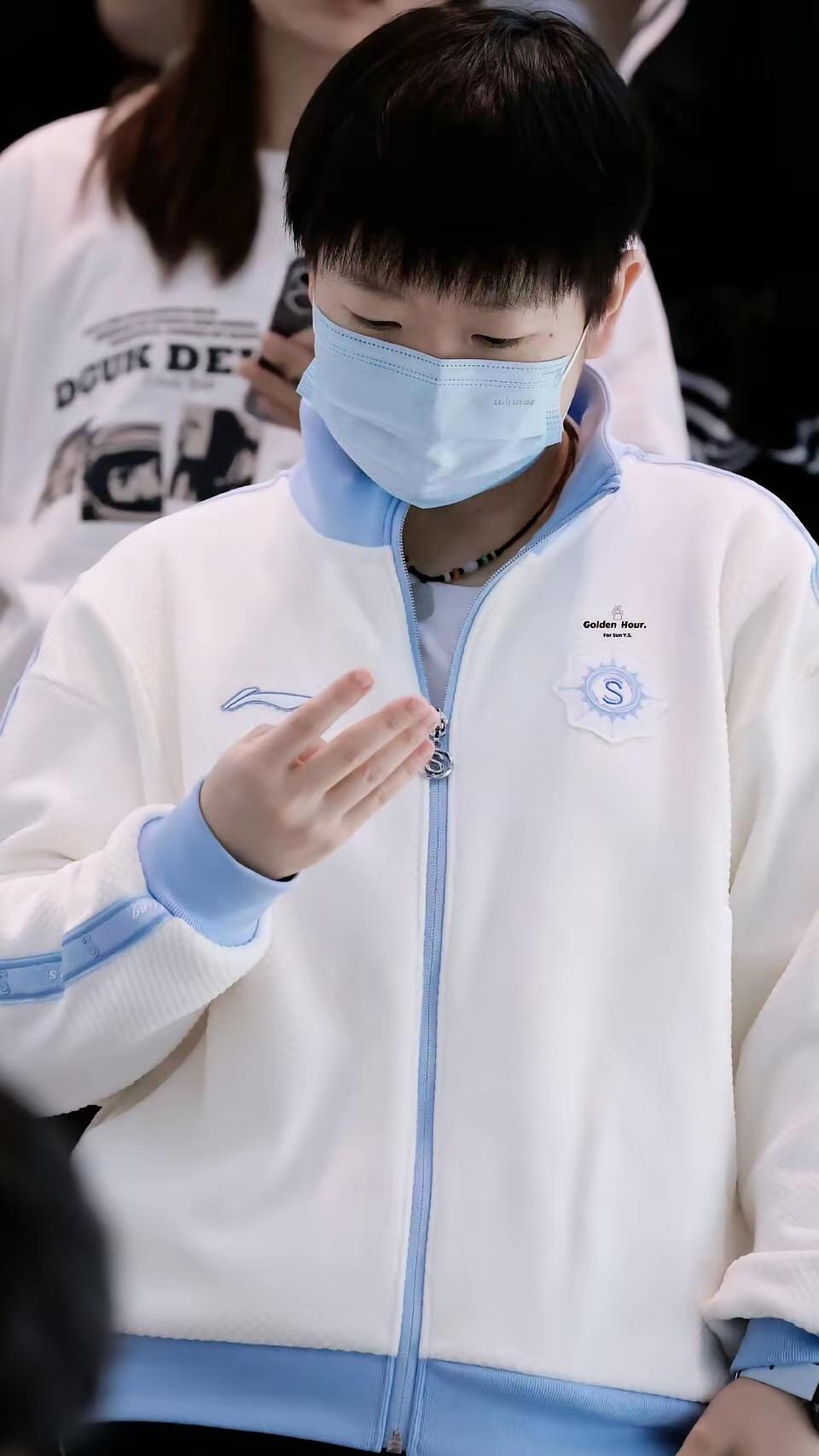 哇塞！
瞧莎莎的嫩手：
指如剥葱
小指超长
中指、食指、无名指
几乎等长～
这样