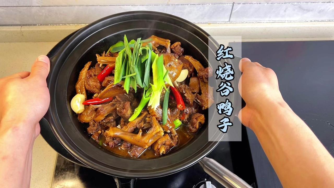 1️⃣鸭子焯水，用白酒去腥。

2️⃣热锅倒入菜籽油，加入姜、桂皮、花椒、草果、