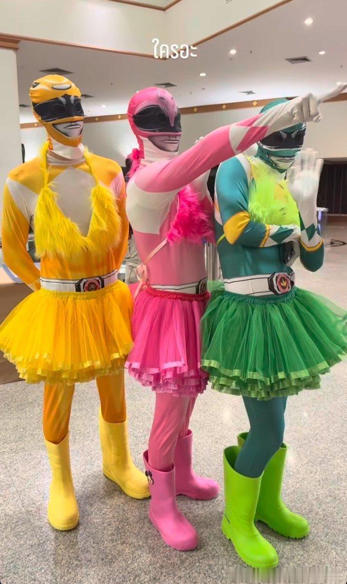 PondPhuwin 孤独帮三位美少女已就位，就是不太正经，今天美腿怎么都不露了