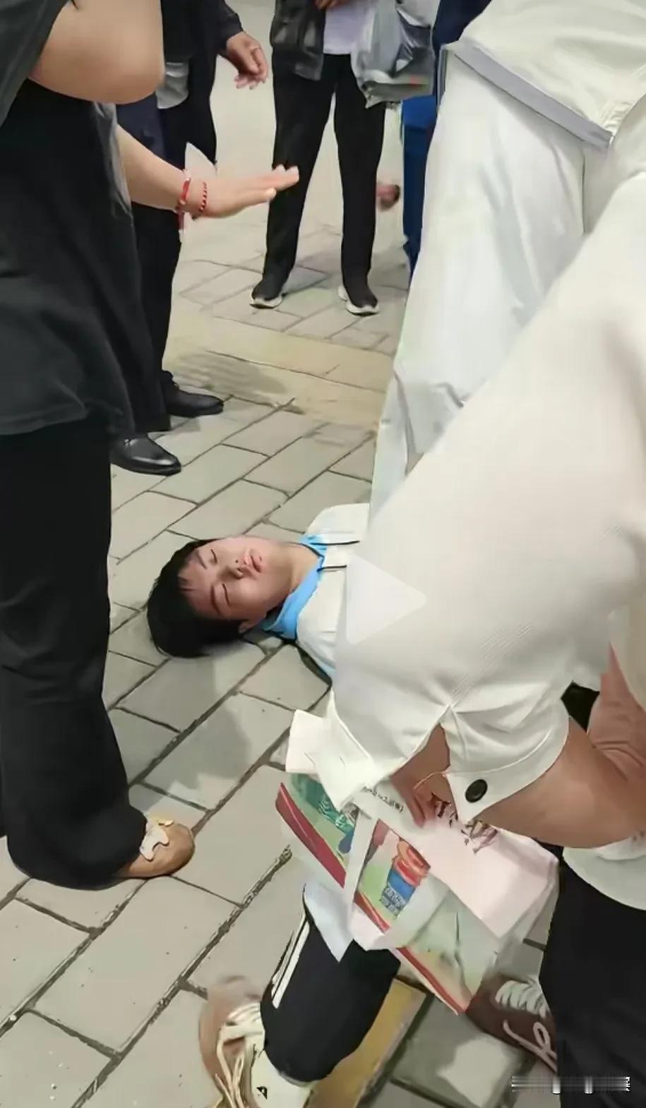 高考后放松心情可以理解，
但还是要注意安全呀 😭