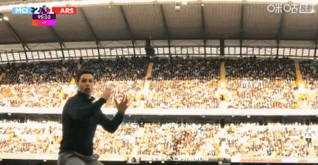 当哈弗茨头球高出横梁的那一刻，阿森纳主教练阿尔特塔彻底崩溃了，直接连滚带爬倒在了