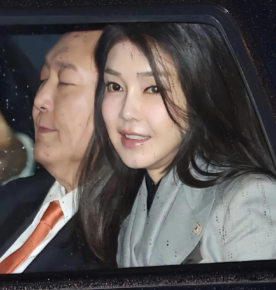 韩前第一夫人金建希，预计最快将于下周被逮捕！曾经辉煌一时的尹锡悦夫妇，最终还是难
