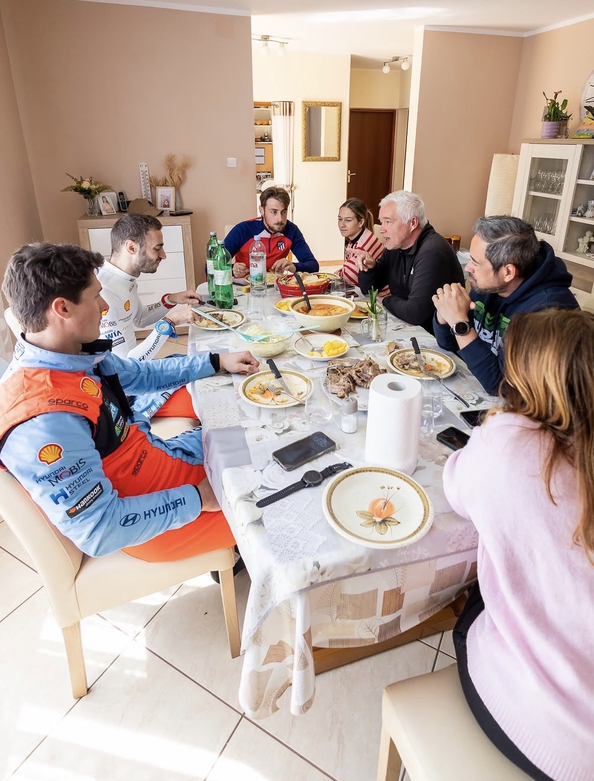 昨天撞车退赛之后，阿德里安·福尔莫和领航员亚历山大·科里亚被克罗地亚当地人邀请到