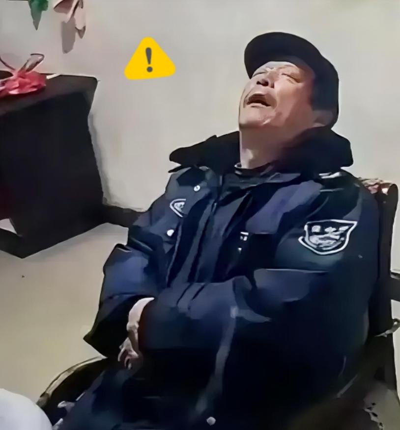 太离谱了！人累到顶不住打个盹都要被刁难！2022年在广东清远，有个60岁的大爷，