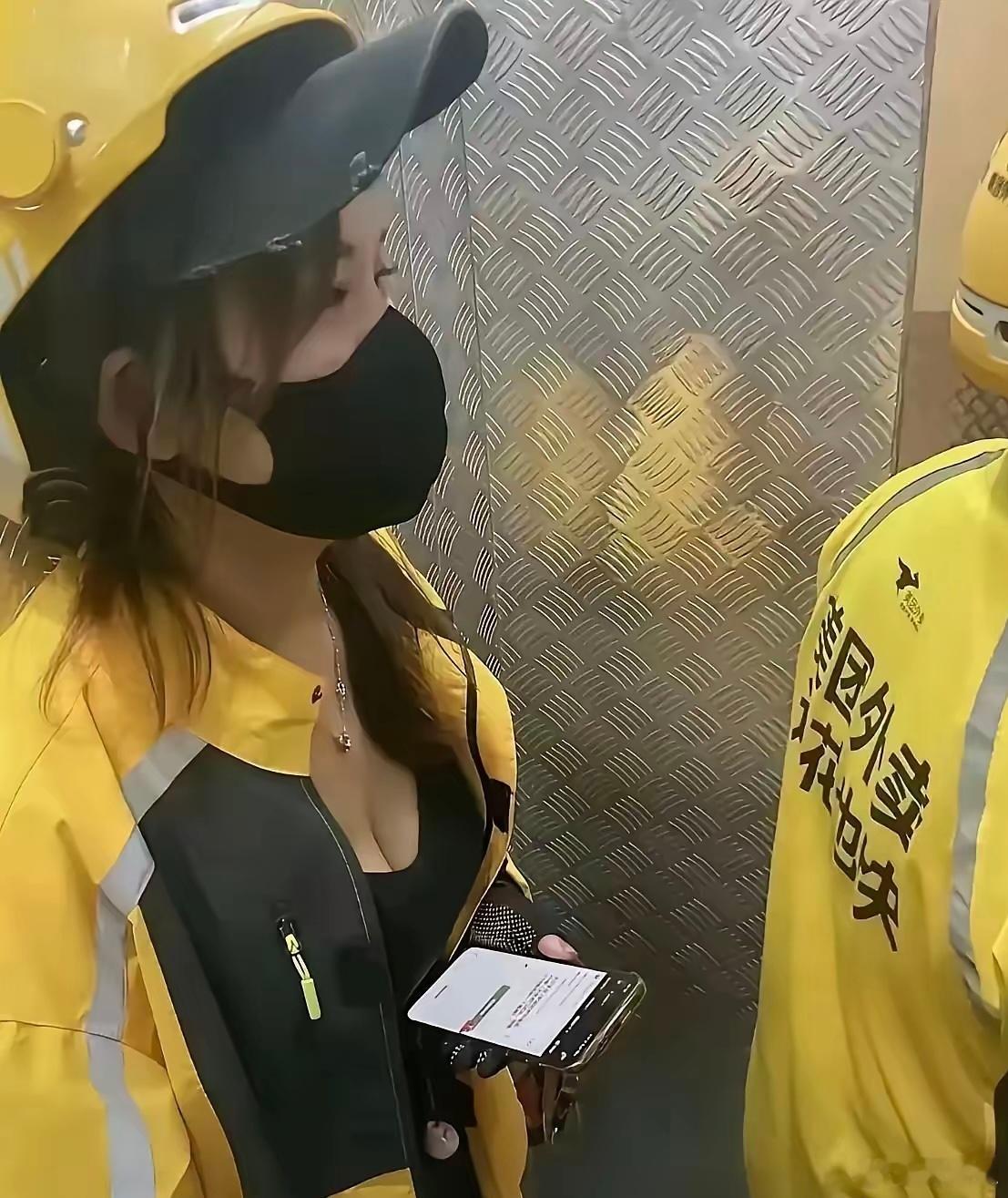 电梯上碰到的，疑似美团暗广。 ​​​