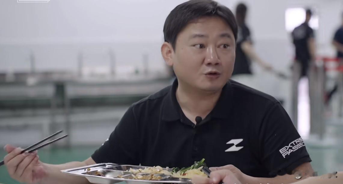 中午，张雪机车老板张雪在工厂员工食堂吃饭，他说：午餐是免费的，我初中毕业的时候，