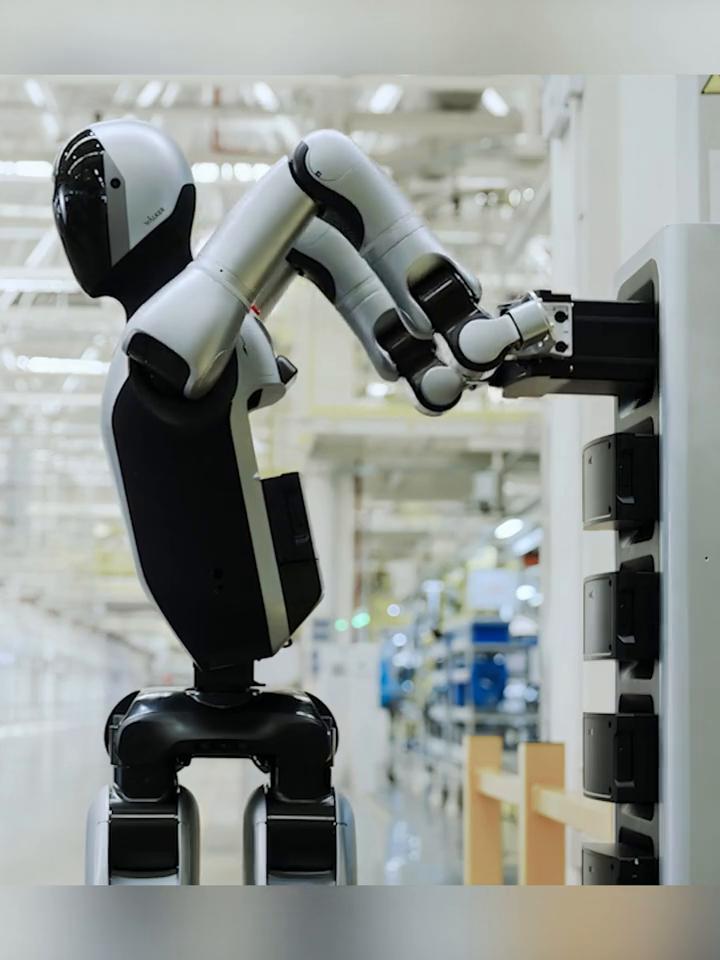 全球首创！国产人形机器人学会给自己换电池。
近日广东深圳，无需人工干预或关机，3