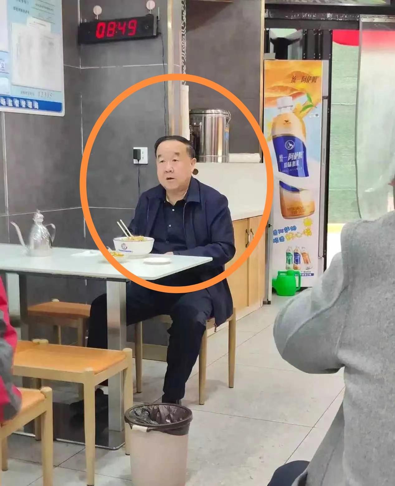 一不留神，在路边小店吃碗面，
就遇到了大名鼎鼎的的莫言，
不过，总觉得哪里有点不