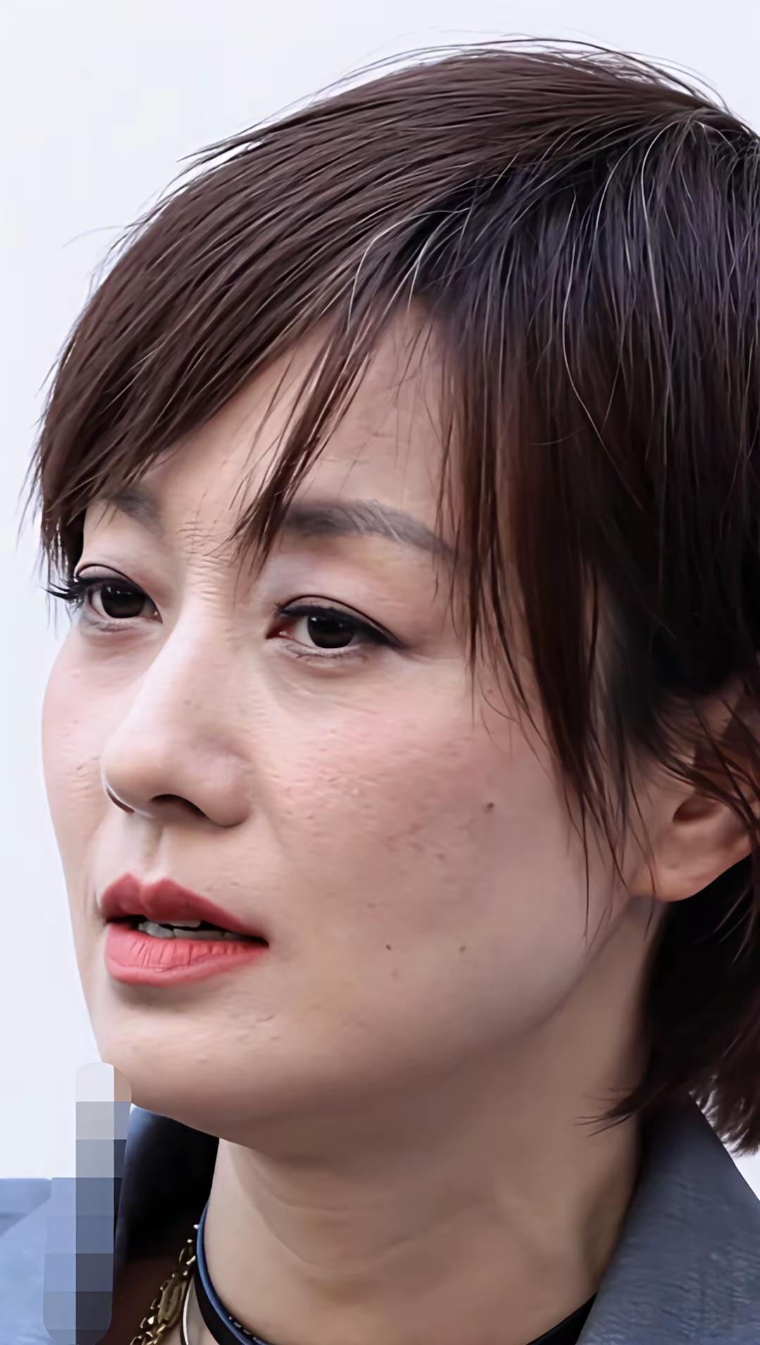 马伊琍
快50的女人这样已经很好了，有钱有颜有孩子强过很多人