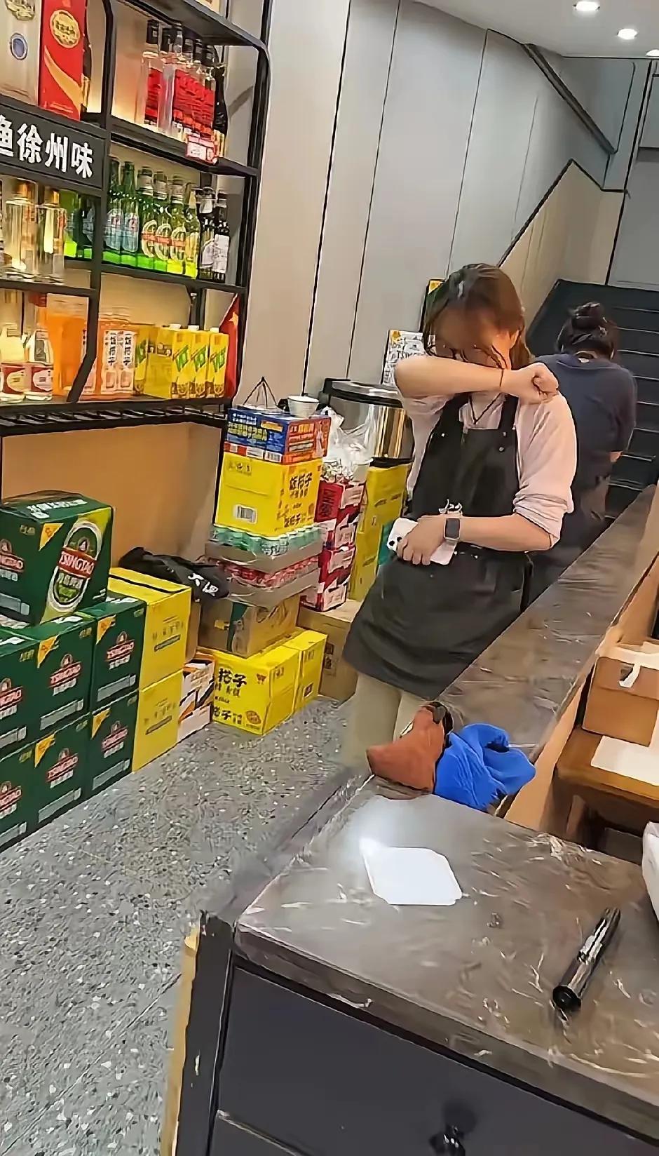6月16日，江苏徐州。一餐馆老板今天发工资，没想到店里三个女服务员，合资给老板买