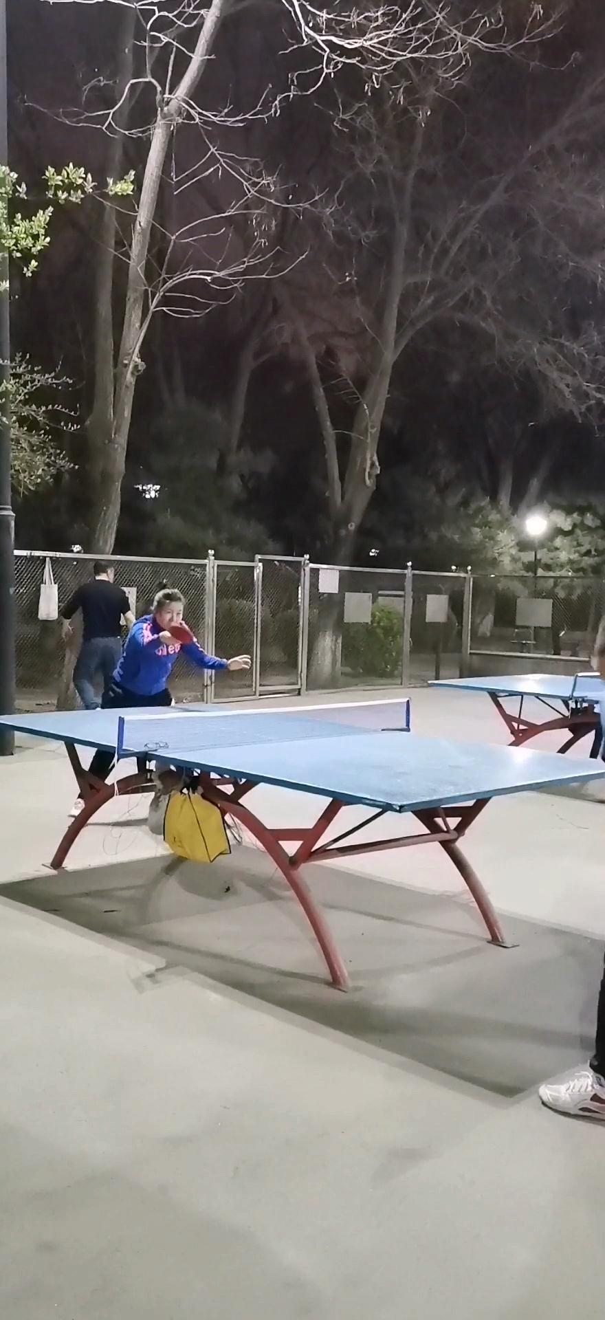 每日坚持操练乒乓球基本功，不断改进动作，总有一日能把球打好！往昔打球全靠感觉，毫