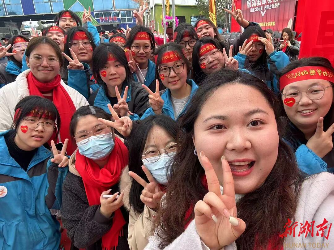 一针一线报师恩！湖南这位班主任收到了毕业生缝制的百家被