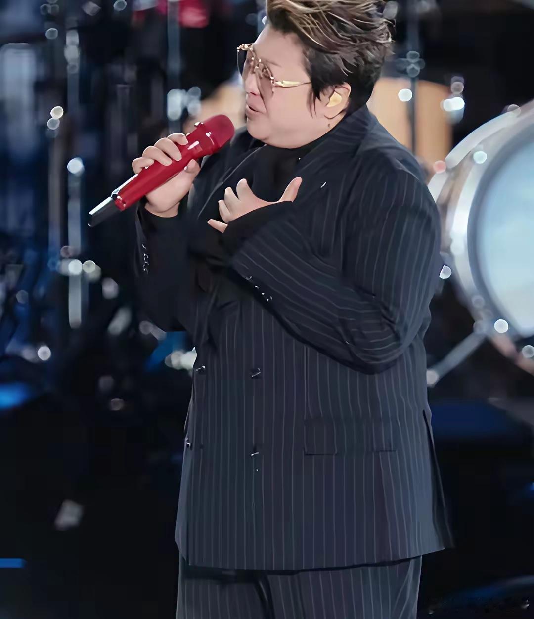 韩红说自己瘦了好多要为8月2号的苏州演唱会做准备了所以先来莫文蔚的演唱会热热身年
