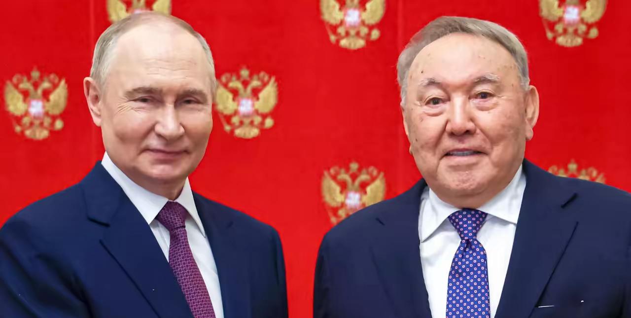 这张合影太刺眼了：退下来的纳扎尔巴耶夫，和普京笑着握手

这张握手合影看着简单，