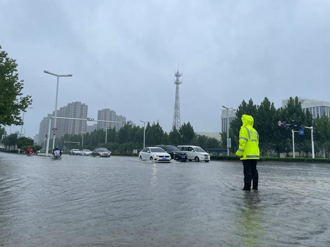 近期降雨天气增多，北京交警温馨提示广大车主，雨天行车务必谨慎慢行。切勿贸然冒险涉