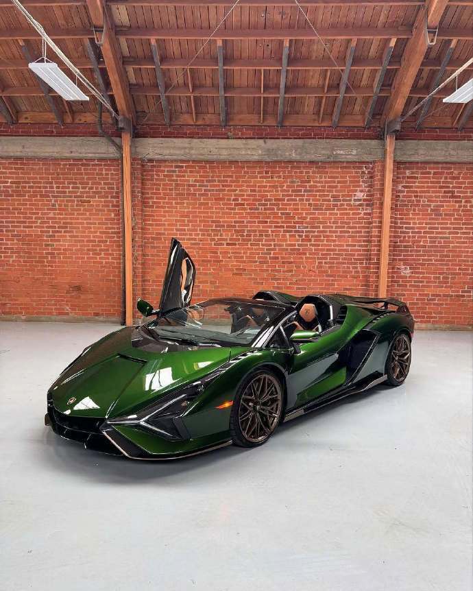 兰博基尼Sian Roadster这波颜值暴击谁扛得住！墨绿车身配金色轮毂，剪刀