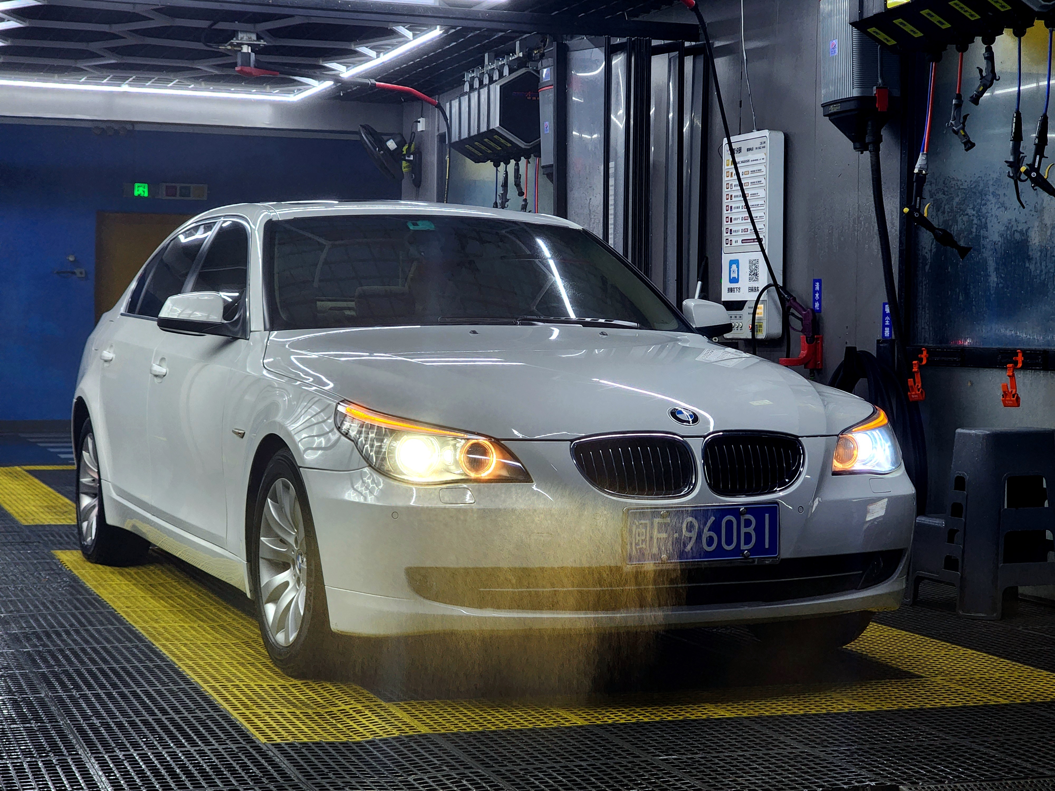 地库的灰有点大，开出来洗白白，每周和这17岁小伙儿交流一会儿，心情就非常愉悦，路