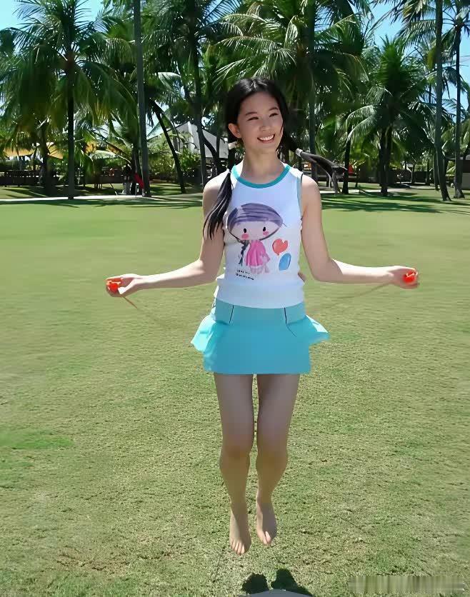 19岁刘亦菲散发青春少女气息 ​​​
