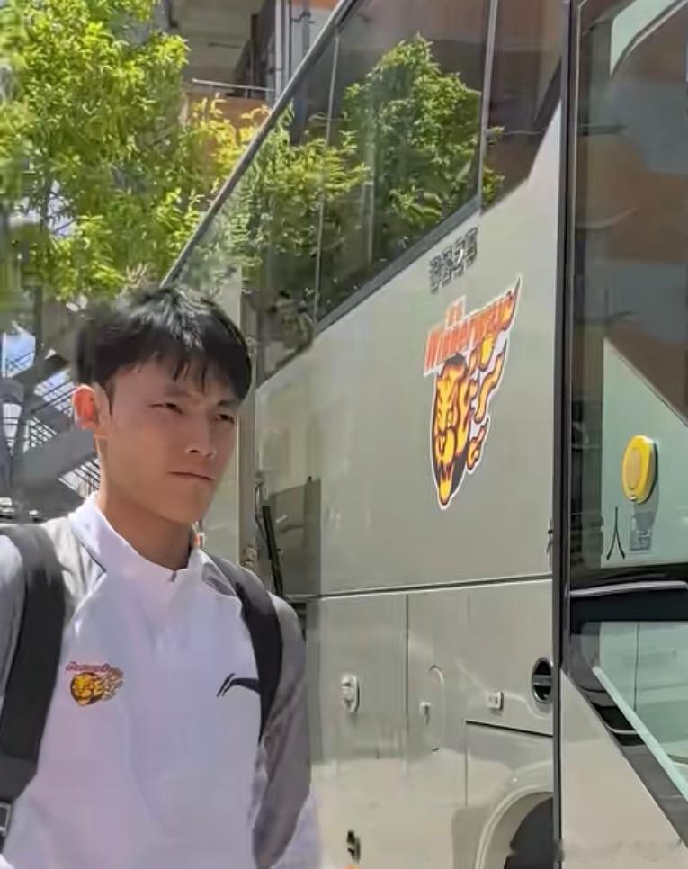 广东宏远全员出发广州，备战季后赛生死战今天下午，广东宏远男篮全员集结，正式踏上前
