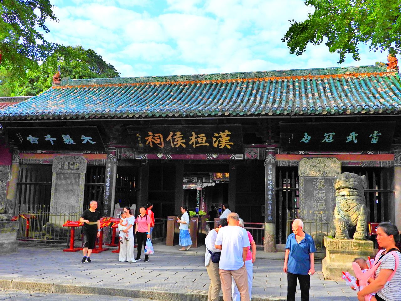 在阆中待了三天，参观了张飞庙、贡院、川北道署，上了锦屏山，登了滕王亭，逛了阆中古