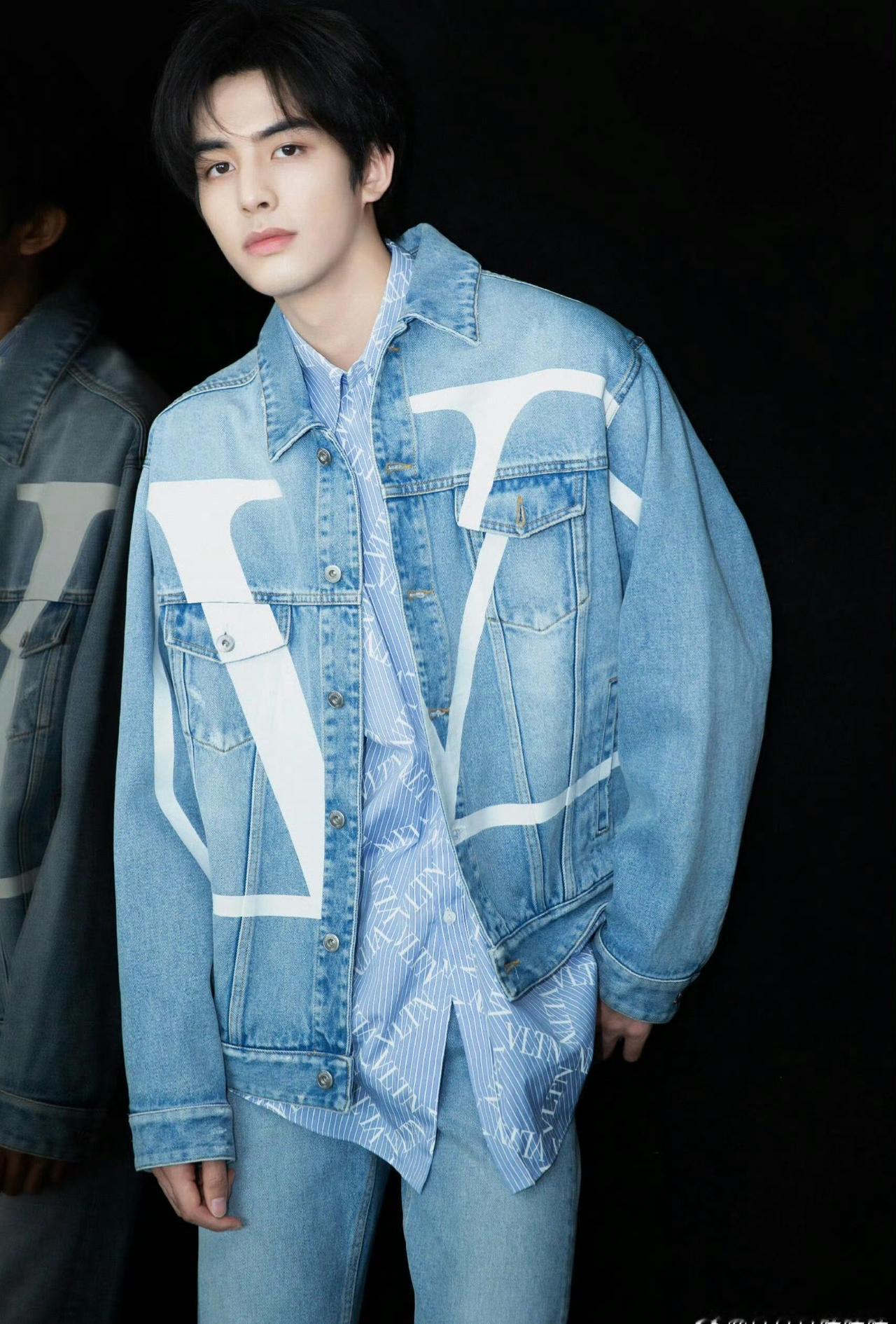 从剧中角色到日常穿搭，宋威龙展示了什么是有效穿衣。林屿森的造型成熟稳重，私服风格