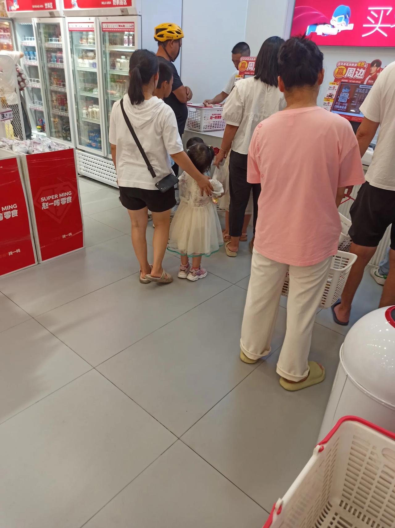 年纪轻轻就学会老年人用现金了?

搞不懂现在的年轻人，买一大堆零食，视频手机里面