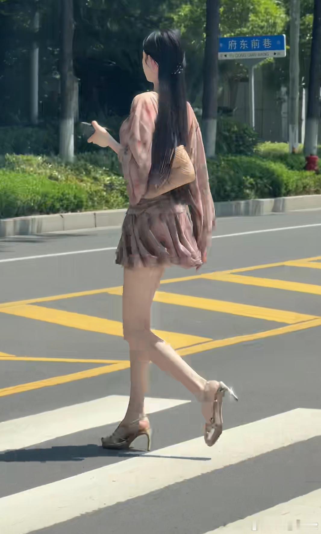 洋洋高锐·清凉一夏、吗◎伫立……街旁凝神瞭望好象……在欣喜一只红蜻蜓◎蜻蜓……好