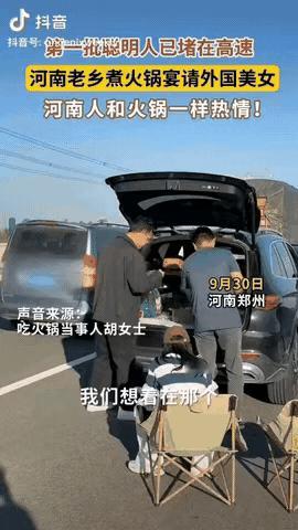 河南郑州，一高速上堵了几十公里，一男子看塞车严重，他就干脆打开后备箱，拿起食材直
