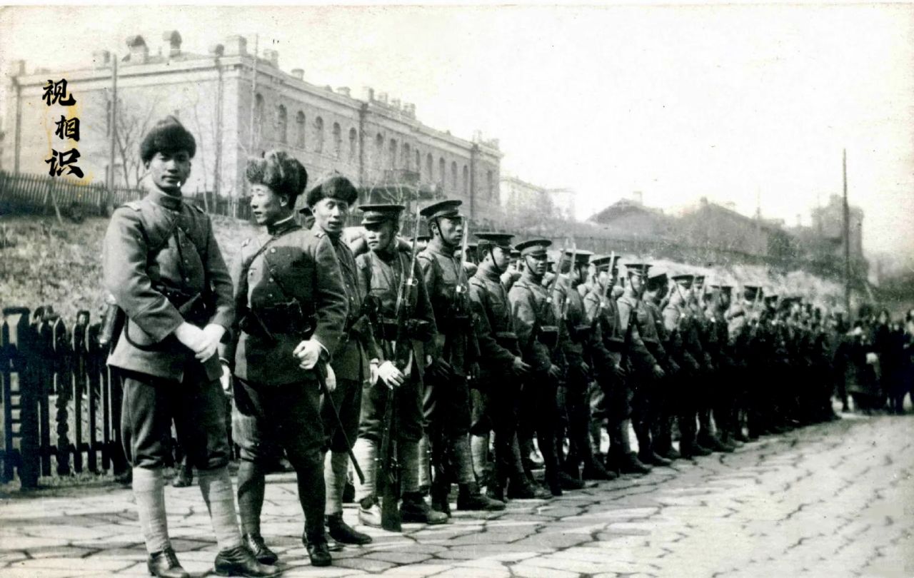 1918年，海参崴的街头，北洋政府派兵撤侨的真实老照片，当时因为沙皇被推翻，整个...