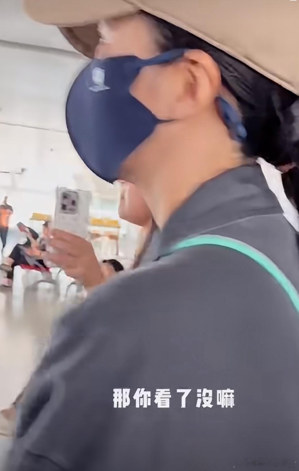 谭维维朱星杰追剧早春晴朗被拍到私下与友人聊剧时，谭维维沉迷于《早春晴朗》中栾念与