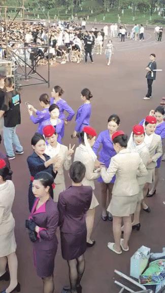 把这么一群漂亮的小姐姐弄去当服务员真的合适吗？[捂脸]