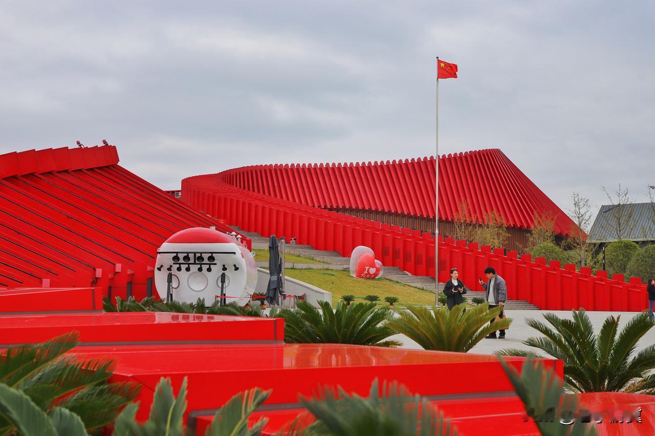 。
 
在这里，不用隔着展柜看历史——全域沉浸数字演艺《红飘带·伟大远征》《红飘