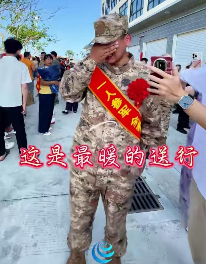 三亚中瑞这波真的破防了！
学校一名叫王楠的男生光荣入伍，爸妈远在湖北来不了，他强