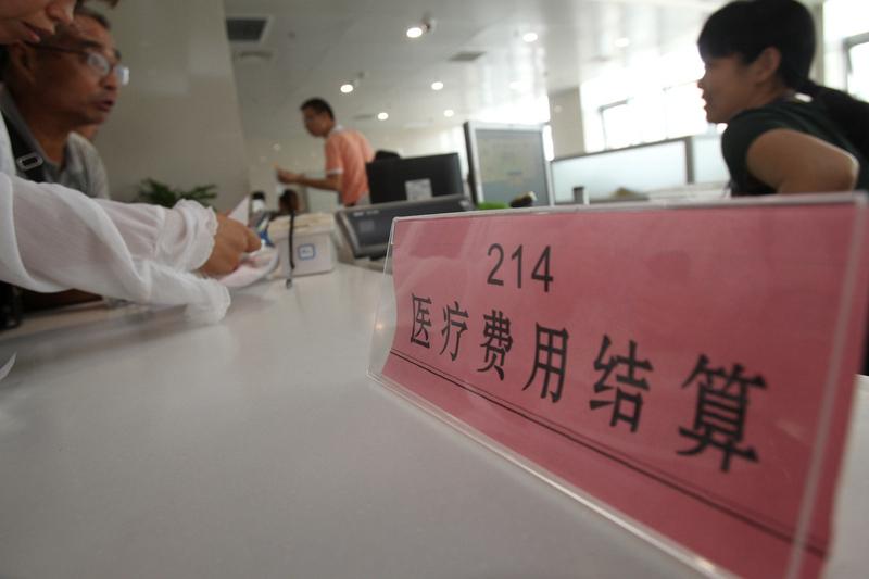 12月9日，“两高”发布惩治群众身边腐败犯罪典型案例，其中山东某县医保局财务科负