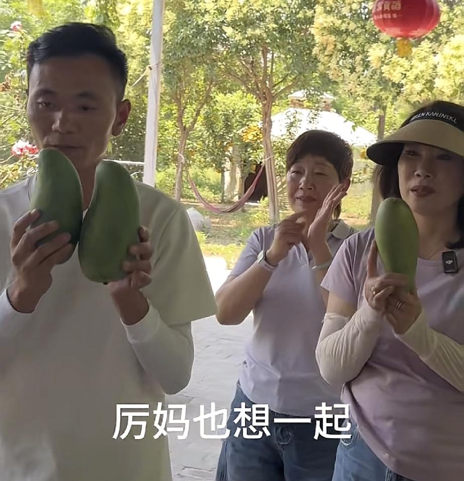厉怀远今天直播有1点可以看出他做到了一视同仁
曾芊雅被网友误认为刘女士留言区炸锅