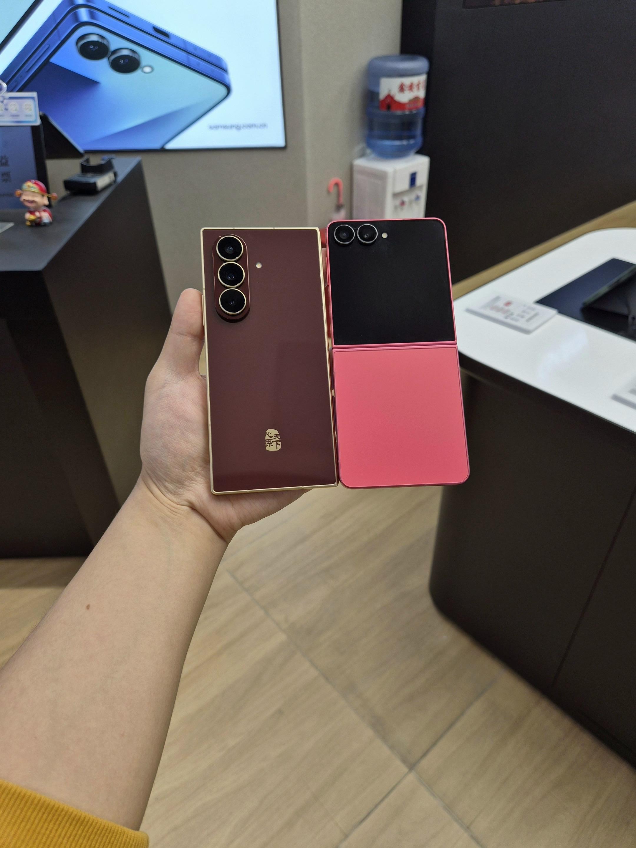 特意去三星门店给男朋友抢三星W26丹曦红，但是三星Z Flip7新年好...