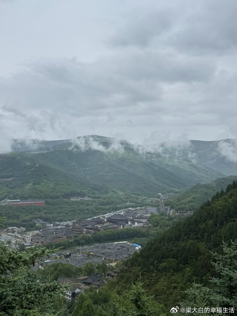 爬了七个小时，走了十公里，终于到补给点了。离住宿点还有二十多公里，准备不行的话就