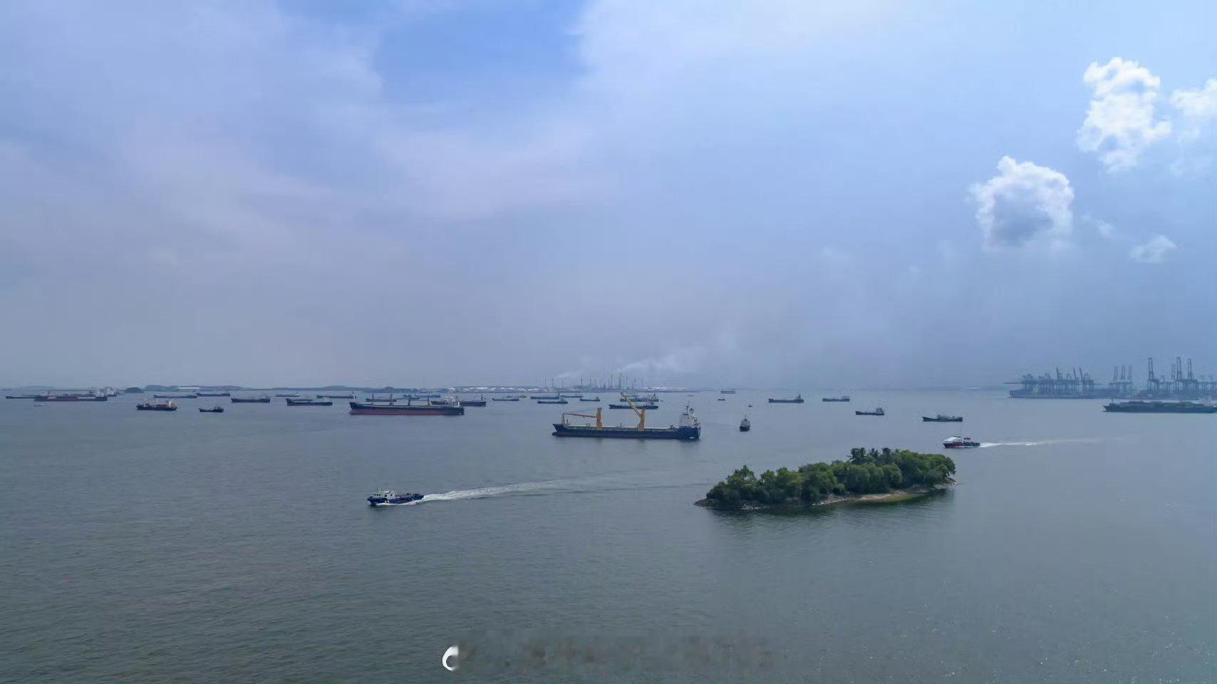 【印尼财长提议对经过马六甲海峡船舶征收通行费】印度尼西亚财政部部长普尔巴亚表示，