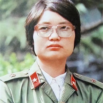 [微风]1986年，一个女医生被哨兵拦住，要求出示通行证，没想到，她直接掏出一颗