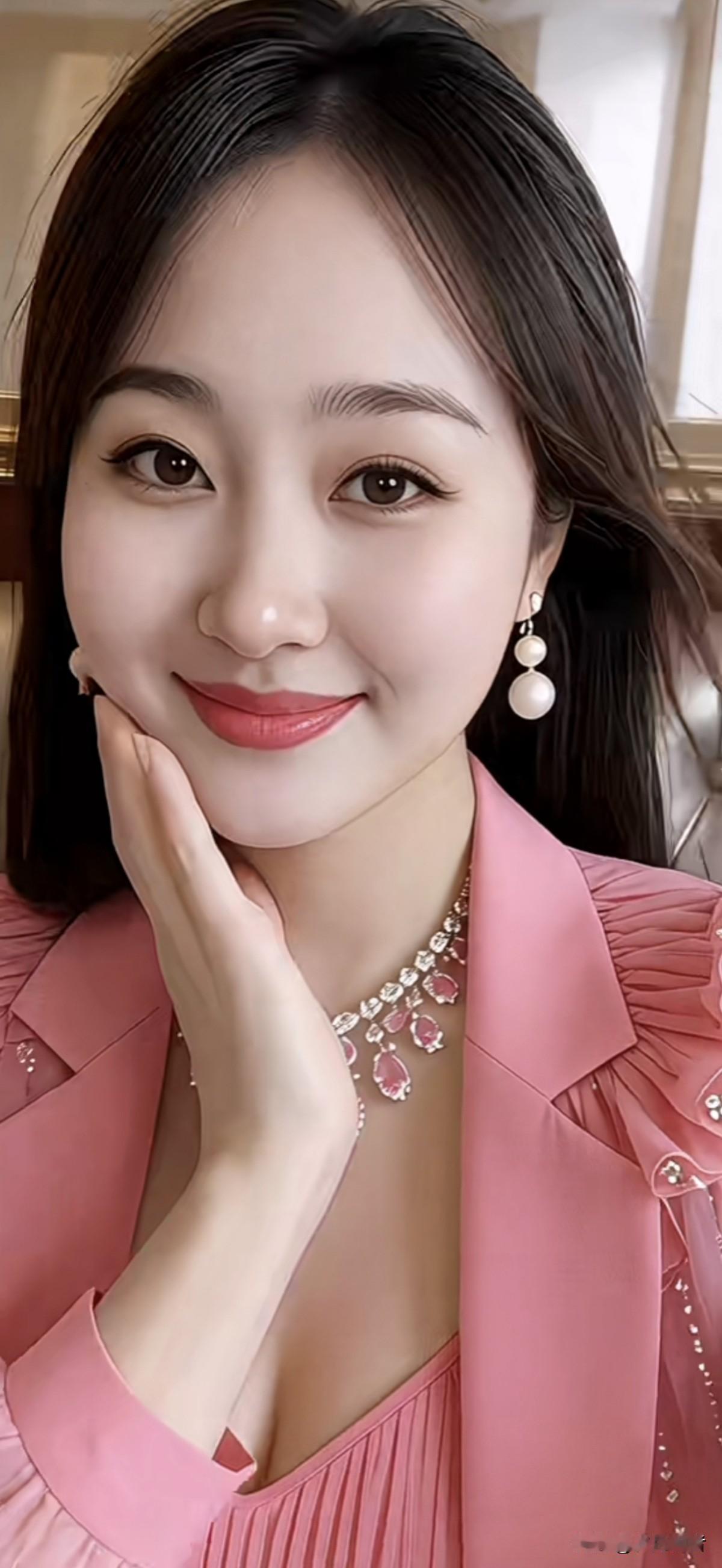 粉衣美人倚窗笑，珠光宝气映春光。