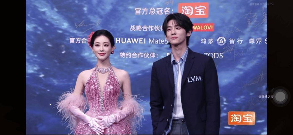 祝绪丹四处放电 走红毯的时候四处饭撒，比完小爱心，还有大爱心，这谁能不被迷晕啊！