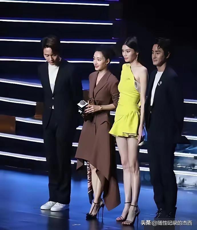奚梦瑶这是有多高啊，不愧是超模出身的，167的王丽坤站在她的身边都被秒成了小矮人