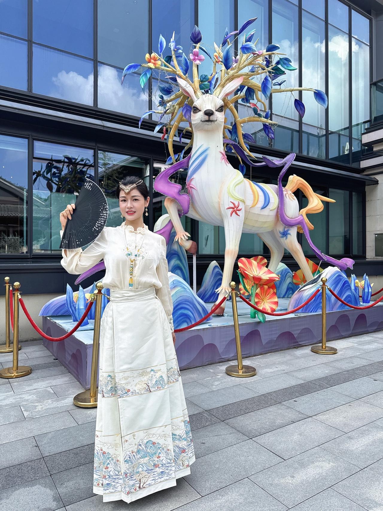 你如少年拉满弓，不叹过往不忧将来，弦上是滚烫的热爱，眼底是坚定的方向，箭出必中，