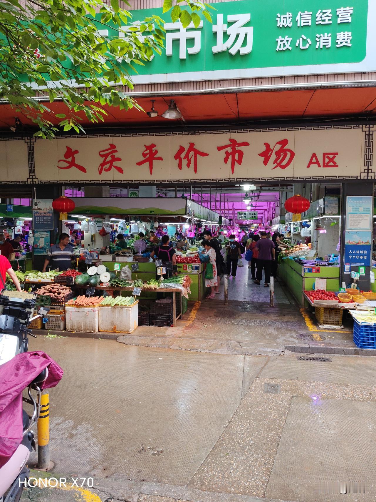 今天下午去了广东佛山禅城区文庆农贸综合市场，这个农贸市场人流量大，交通方便，蔬菜