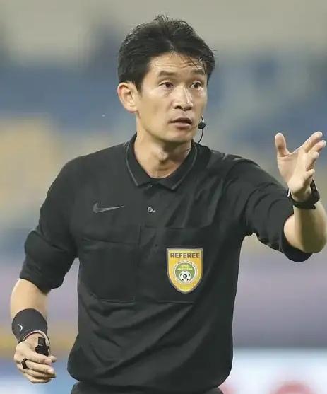 裁判艾堃错判蓉城VS河南比赛影响比赛走势这件事情不能忘！这不是某些人说的纠结此事