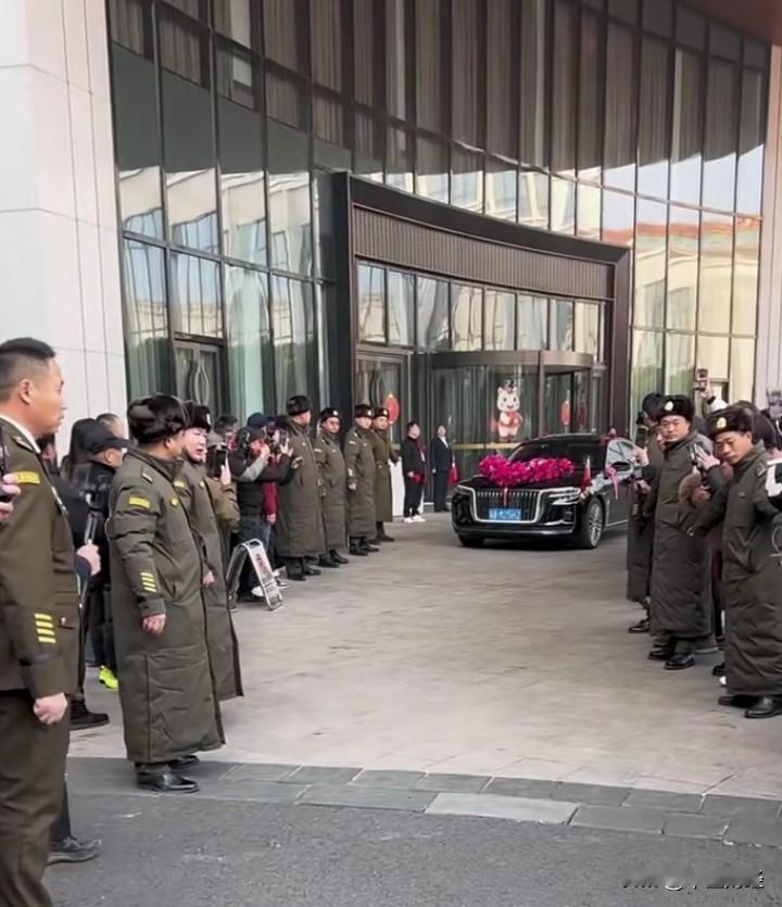 乍一看，还以为是在迎接哪位将军或者重要军方领导人呢！
有时候，这样的迎接场面的确